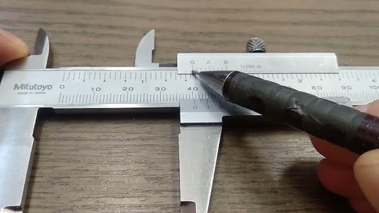 Ark CNC İstanbul tesisinde, modern CNC torna ve freze tezgahlarında üretilen fason parçaların, Mitutoyo marka hassas kumpas ile mikron düzeyinde tolerans (örneğin H7, g6) kontrolünün yapılması detayı.