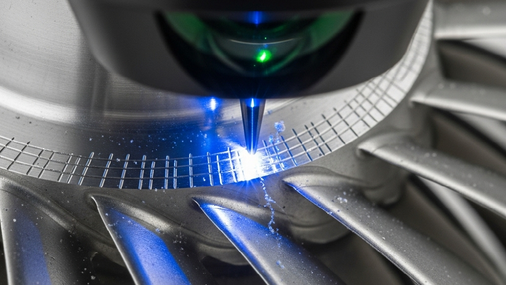 Ark CNC İstanbul tesisinde üretilen yüksek teknoloji kompleks geometriye sahip metal parçaların lazer destekli mikron hassasiyetinde işlenmesi anı detay fotoğrafı. Metal parça siparişi öncesi tedarikçi teknik yeteneklerinin kontrolü.