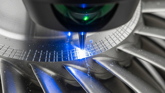 Ark CNC İstanbul tesisinde üretilen yüksek teknoloji kompleks geometriye sahip metal parçaların lazer destekli mikron hassasiyetinde işlenmesi anı detay fotoğrafı. Metal parça siparişi öncesi tedarikçi teknik yeteneklerinin kontrolü.