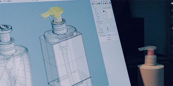 Ark CNC İstanbul tesisinde üretilen kompleks geometrili Alüminyum 7075 kozmetik şişirme ambalaj kalıbının CAD/CAM ekranında teknik 3D tasarımı ve üretilmiş parça karşılaştırması detay fotoğrafı.