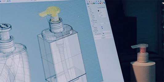 Ark CNC İstanbul tesisinde üretilen kompleks geometrili Alüminyum 7075 kozmetik şişirme ambalaj kalıbının CAD/CAM ekranında teknik 3D tasarımı ve üretilmiş parça karşılaştırması detay fotoğrafı.