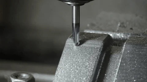 ARK CNC atölyesinde, son teknoloji CNC freze tezgahında metal bir parçanın mikron hassasiyetinde işlenmesi ve talaşlı imalat süreci.